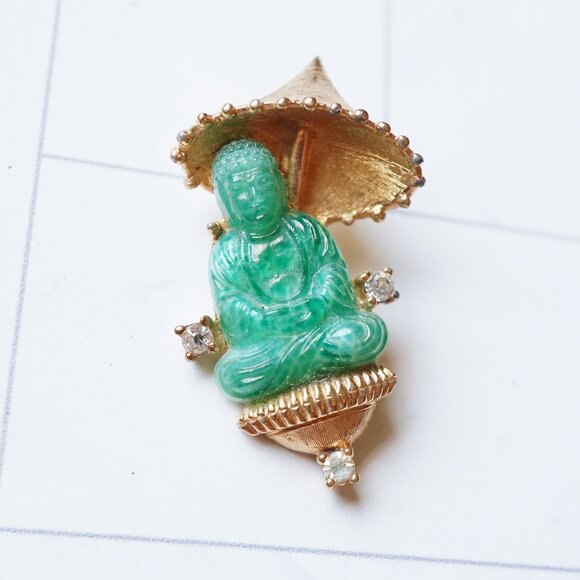 Vintage Jade Peking Glass Buddha Brooch - Unsigned JOMAZ - Picture 1 of 3